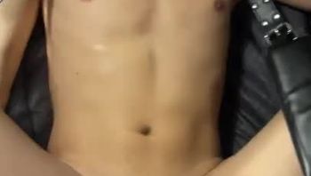 戴眼罩小鸡巴初中生被基友男同志大肉棒疯狂爆菊肛交高潮视频