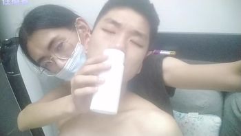 戴眼镜初中生与同学男同志激情玩乐疯狂撸大肉棒骚气爆棚视频