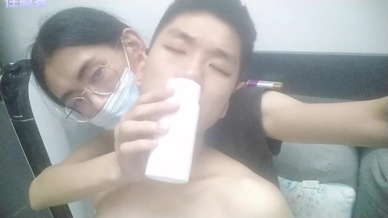 戴眼镜初中生与同学男同志激情玩乐疯狂撸大肉棒骚气爆棚视频