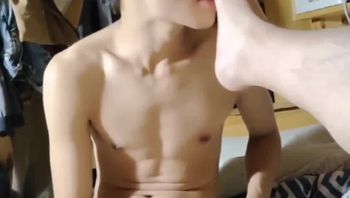 推特网红初中生受气哥自拍骚浪自慰被室友男同志疯狂撸鸡巴骚态毕露视频