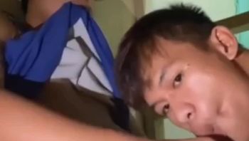 戴眼镜初中生在宿舍里被室友男同志猛吃鸡巴淫荡深喉不敢发出声音视频