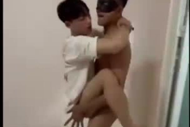 初中生少男被彪悍的男同志狂野抱操从卧室干到厕所视频简直太猛了