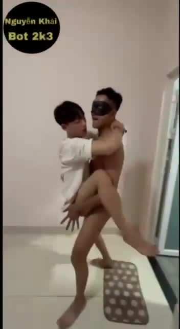 初中生少男被彪悍的男同志狂野抱操从卧室干到厕所视频简直太猛了