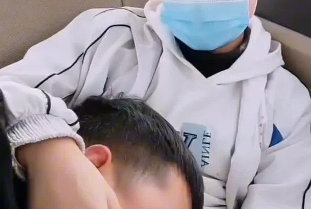 这两名骚货男同志还是在校初中生后排座位车震舔的不亦乐乎视频