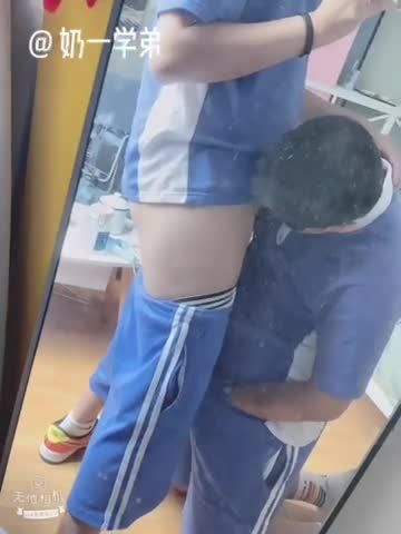 蓝色校服初中生学长和男同志学弟楼道口交肛交内射视频