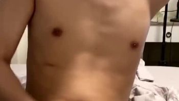 戴耳钉小奶狗初中生男同志骚浪自慰边撸鸡巴边吐舌头骚气爆棚视频