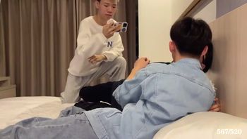 初中生被黄毛精神小伙男同志疯狂舔舐大鸡巴深喉吃大屌口爆吞精视频