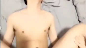 毛都没长齐的初中生被亲哥哥男同志大肉棒疯狂抽插骚屁眼开苞破处视频