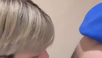 金发初中生猛吃男同志骚爸的大屌极限深喉吞屌口爆吞精视频