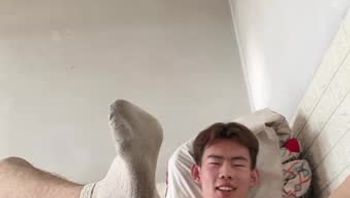 骚狗初中生男同性恋边骚浪自慰疯狂撸鸡巴边闻自己的鞋子贱态尽显视频