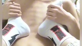 戴眼罩初中生被室友男同志调教舔脚舔鸡巴深喉吃大肉棒贱态毕露视频