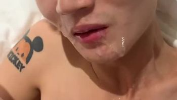 小鲜肉蘑菇头初中生被基友大肉棒疯狂抽插猛烈爆菊颜射吞精视频