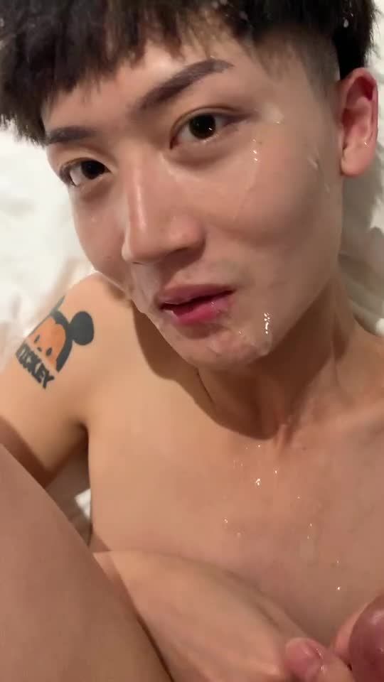 小鲜肉蘑菇头初中生被基友大肉棒疯狂抽插猛烈爆菊颜射吞精视频