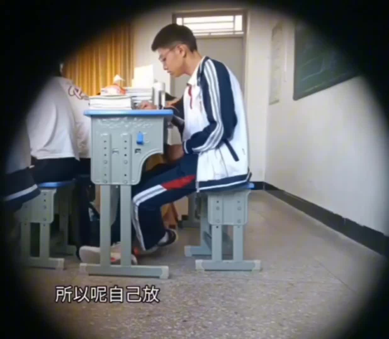 戴眼镜骚狗初中生男同志上课在学校里骚浪自慰疯狂打飞机贱态尽显视频