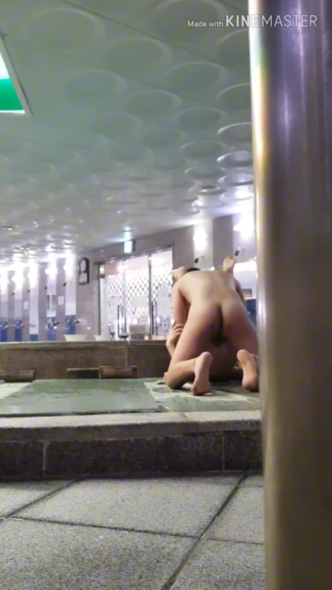 真不挑环境！初中生与金主男同志在澡堂里激情性爱疯狂爆菊肛交高潮视频