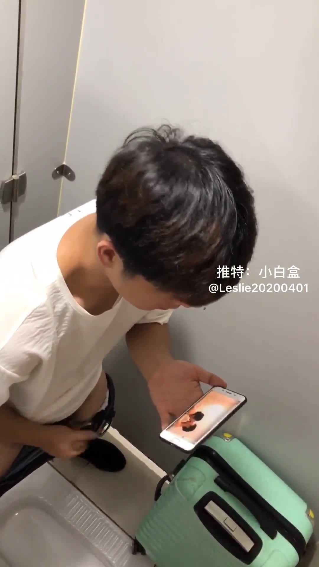 行李都还没发下就迫不及待的打飞机！初中生男同性恋厕所骚浪自慰疯狂撸鸡巴视频