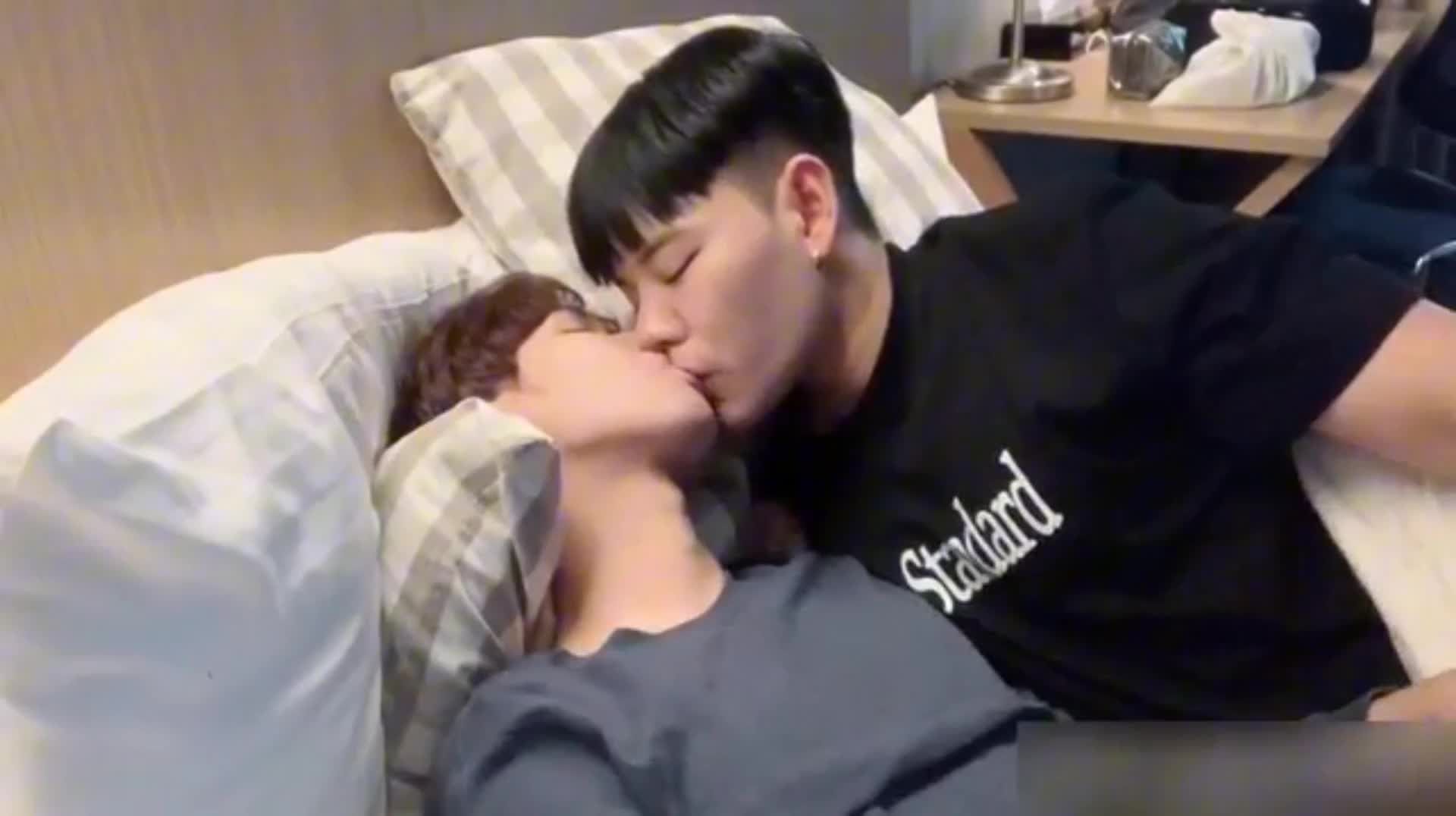 蘑菇头精神小伙初中生与基友男同志激情做爱大肉棒疯狂爆菊视频