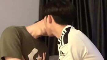 两名高颜值初中生在家中激情舌吻口交吃屌视频