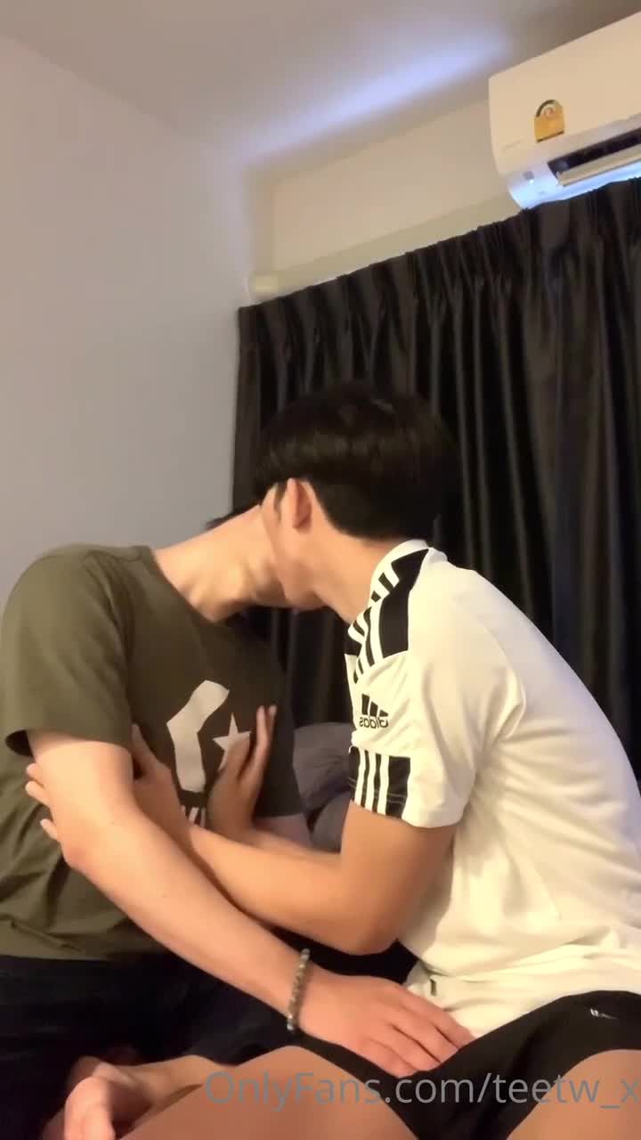 两名高颜值初中生在家中激情舌吻口交吃屌视频