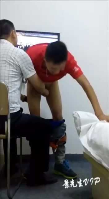 篮球体育生初中生被教练男同志调教疯狂撸屌手撸榨精骚气爆棚视频