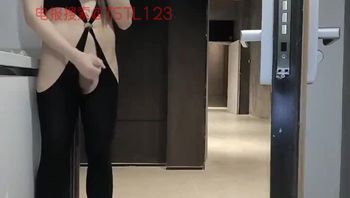 高跟鞋淫荡ts伪娘站在公寓门口漏出骚浪自慰疯狂打飞机贱态尽显视频