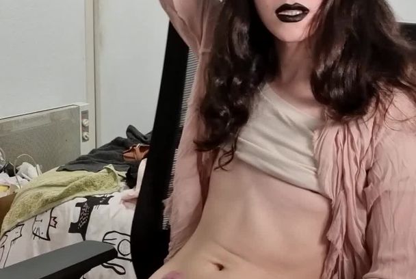 一名妖艳TS伪娘在电竞椅上疯狂打手枪粗壮大屌喷射大量精液视频