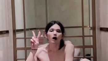 淫荡TS伪娘美女戴上情趣阴茎锁粗壮假屌猛捅骚菊自慰视频