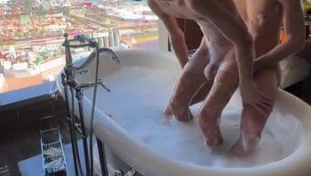 富二代初中生直男同志与老公gay0澡酒店浴缸性爱视频