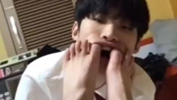 白衬衫小奶狗初中生被金主男同志调教疯狂舔舐大肉棒口爆吞精视频