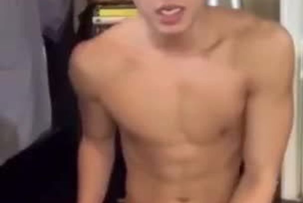 骚GAY初中生一边坐操假鸡巴一边打飞机淫荡自慰视频，