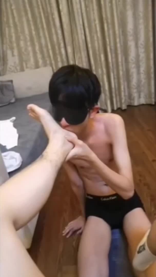 白嫩奶狗初中生被金主男同志调教舔脚舔鸡巴大肉棒疯狂爆菊骚态毕露视频