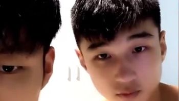 小鲜肉初中生与发小男同志激情玩乐深喉吃大肉棒骚气爆棚视频