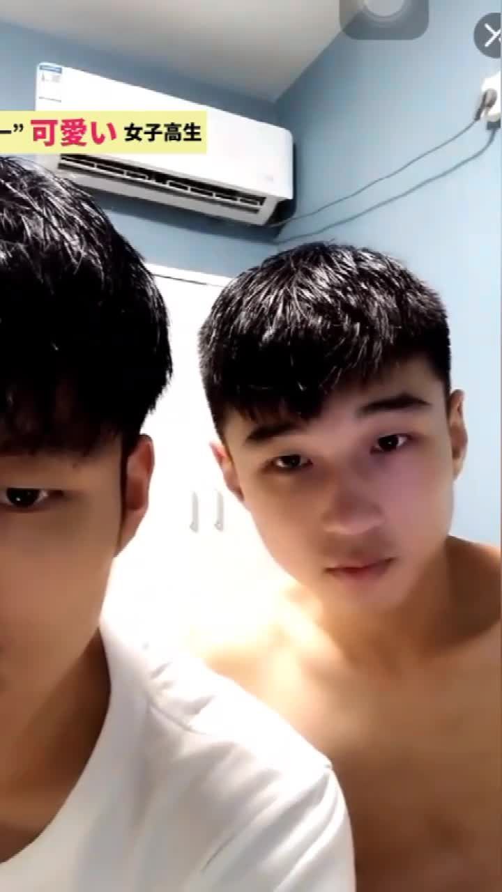 小鲜肉初中生与发小男同志激情玩乐深喉吃大肉棒骚气爆棚视频