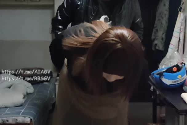 南京跑腿小哥被TS红姐伪娘一顿忽悠在出租房激情爆菊视频