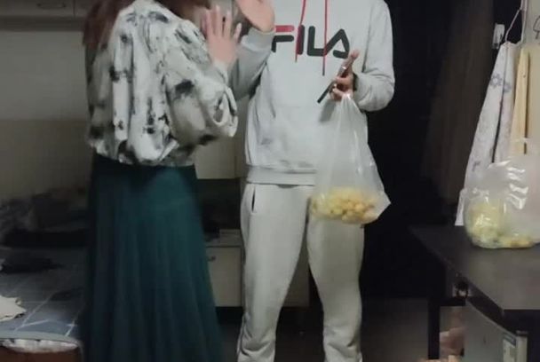 海外友人拎着一袋子水果来到TS红老头伪娘家做爱视频