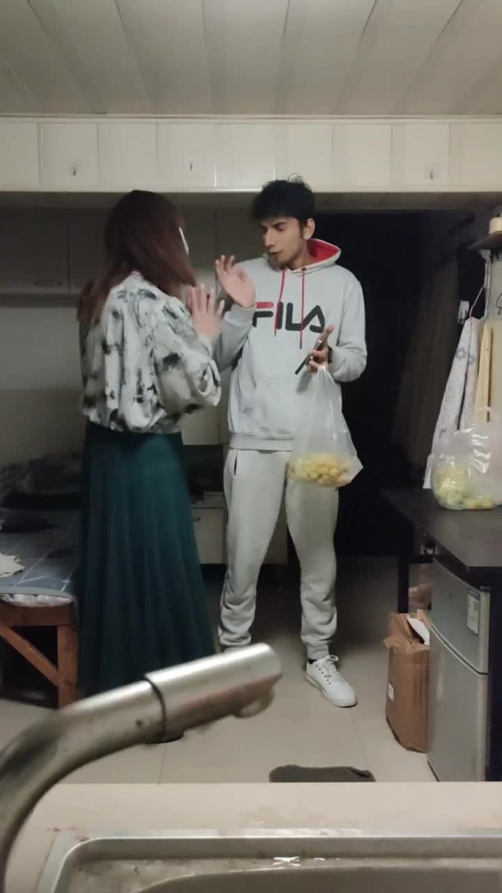 海外友人拎着一袋子水果来到TS红老头伪娘家做爱视频