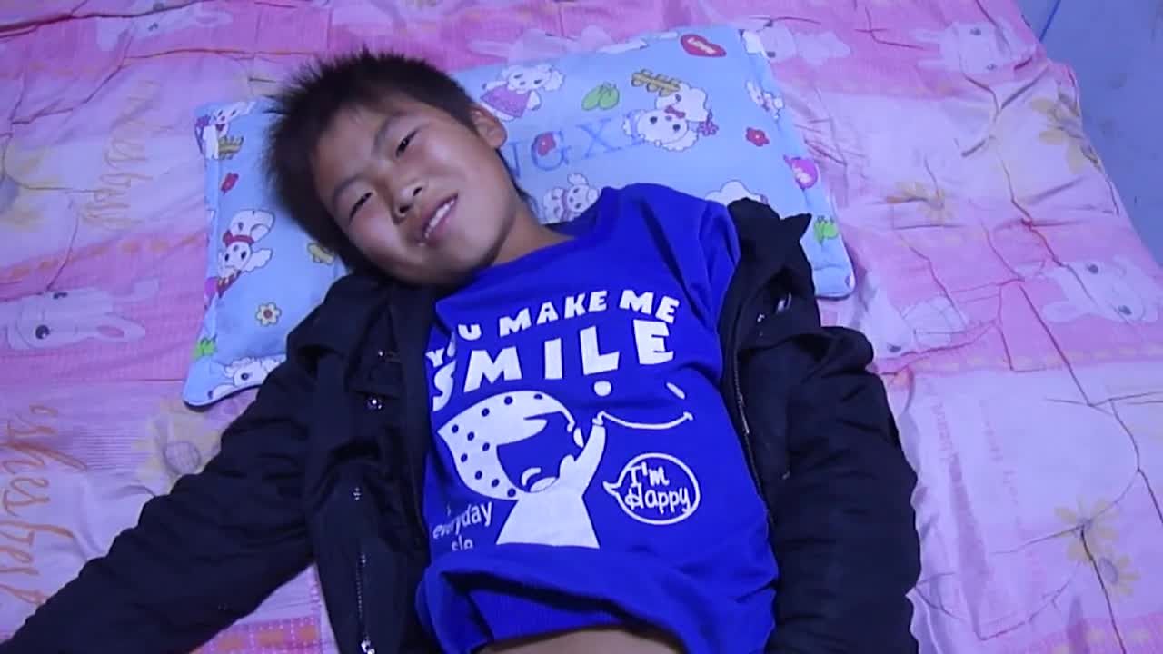 男同表哥捅小男孩表弟屁眼太小插不进只能一起撸屌GV视频