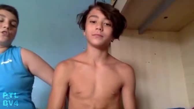 欧美帅气小正太和肥胖小男孩在家中69口交撸屌GV视频