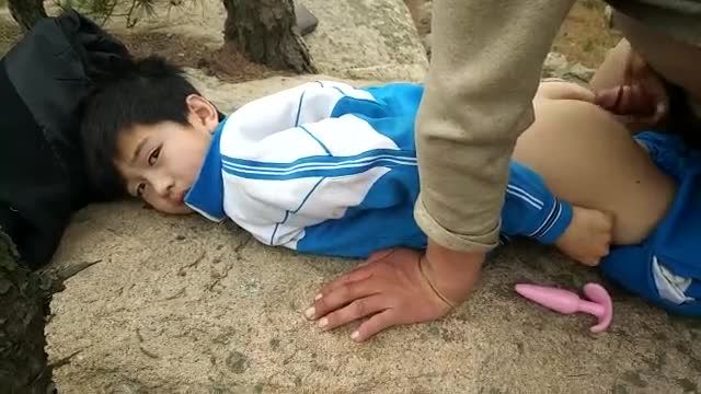 五年期小男孩被两名社会混混带到山上强行肛交爆菊GV视频