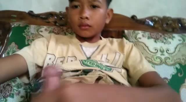 淘气小男孩在家中手淫自慰打手枪视频