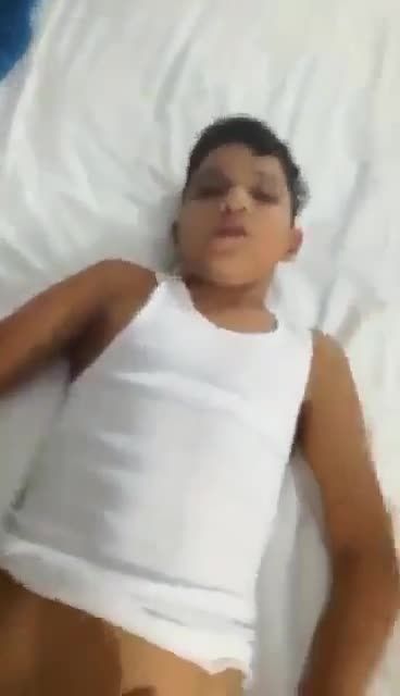 稀缺欧美父子乱伦帅气小男孩被中年爸爸的大鸡巴狂操嫩菊视频