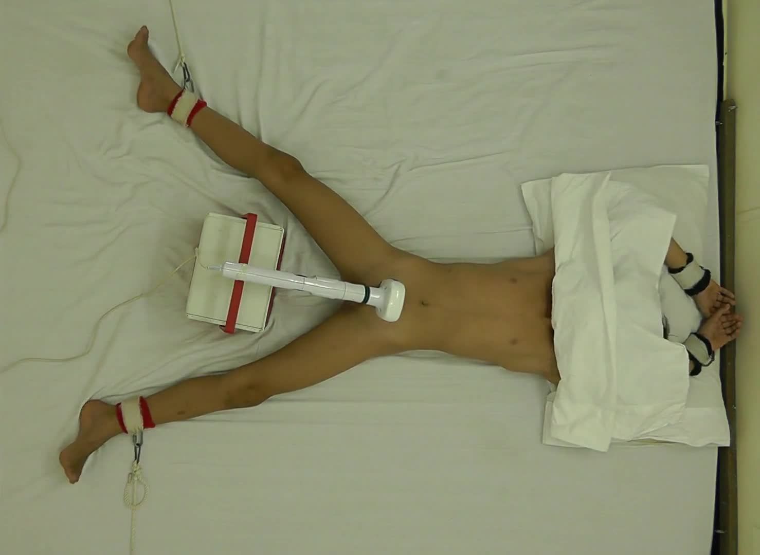 消瘦小男孩被绑在床上震动棒刺激小鸡鸡虐屌视频