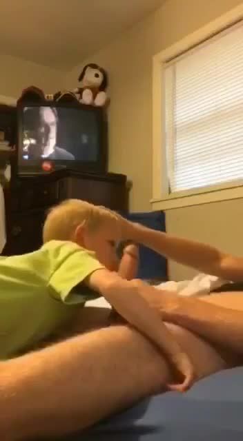 欧美精虫上脑的爸爸哄骗6岁小男孩舔屌视频