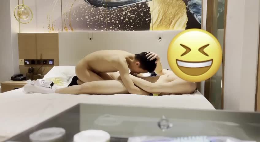 9岁活泼小男孩和男同亲哥哥在酒店同性恋做爱GV视频