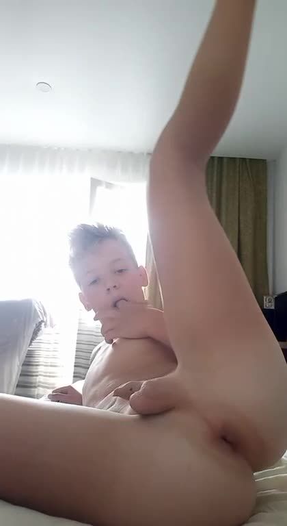 欧美小男孩小小年纪就开始扣屁眼扩张菊穴视频