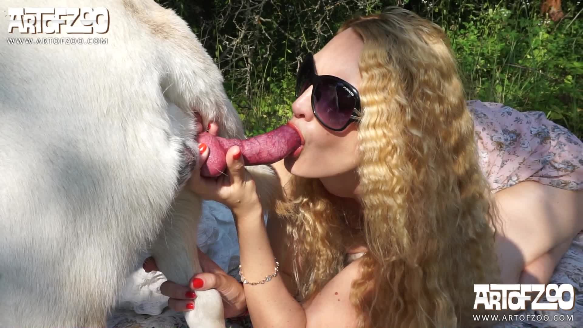 极品艳妇带着爱犬户外野战兽交-骚舔大狗屌被狗狗兽交后入做爱视频